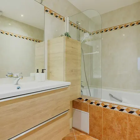 Modern - 2br- 4p - Champ-de-mars Daire